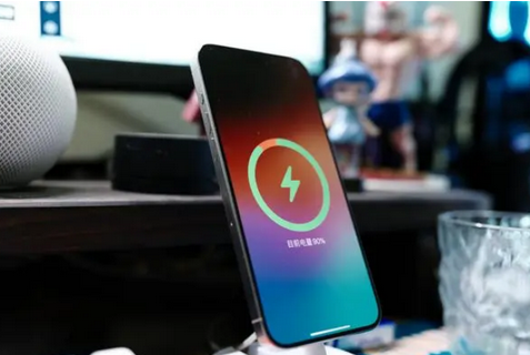明溪苹果15换屏服务分享用什么充电器给iPhone15充电更好 